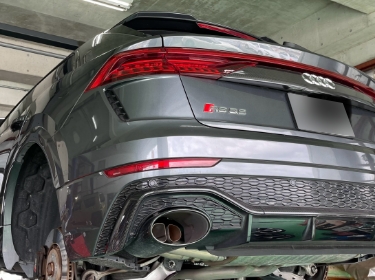 整備中のアウディ