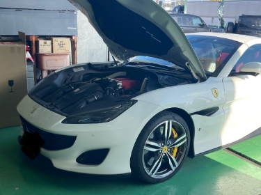 整備中のフェラーリ