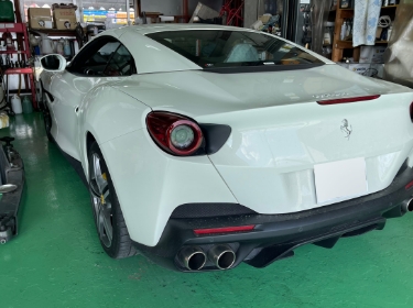 フェラーリの点検作業