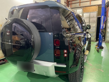 ランドローバーの整備作業風景