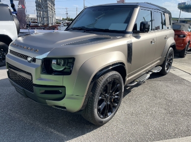 整備・点検をするランドローバー