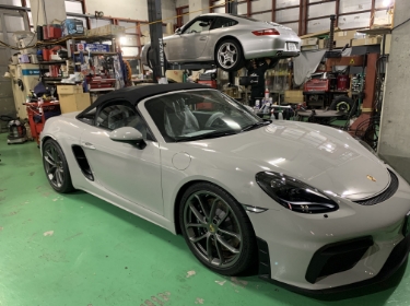 ポルシェの整備作業風景