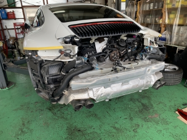 整備中のポルシェ