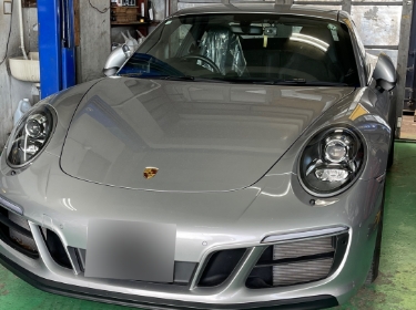 整備・点検中のポルシェ